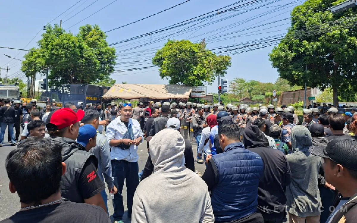 Thumbnail Berita - Dualisme Kepemimpinan Memanas, Ratusan Pesilat Geruduk Jalan Merak Kota Madiun