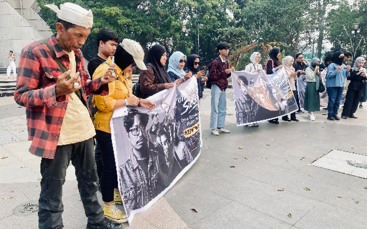 Thumbnail Berita - Solidaritas untuk Lima Pewarta yang Hilang Saat Meliput Gunung Anak Krakatau, Jurnalis Sumsel Gelar Doa Bersama