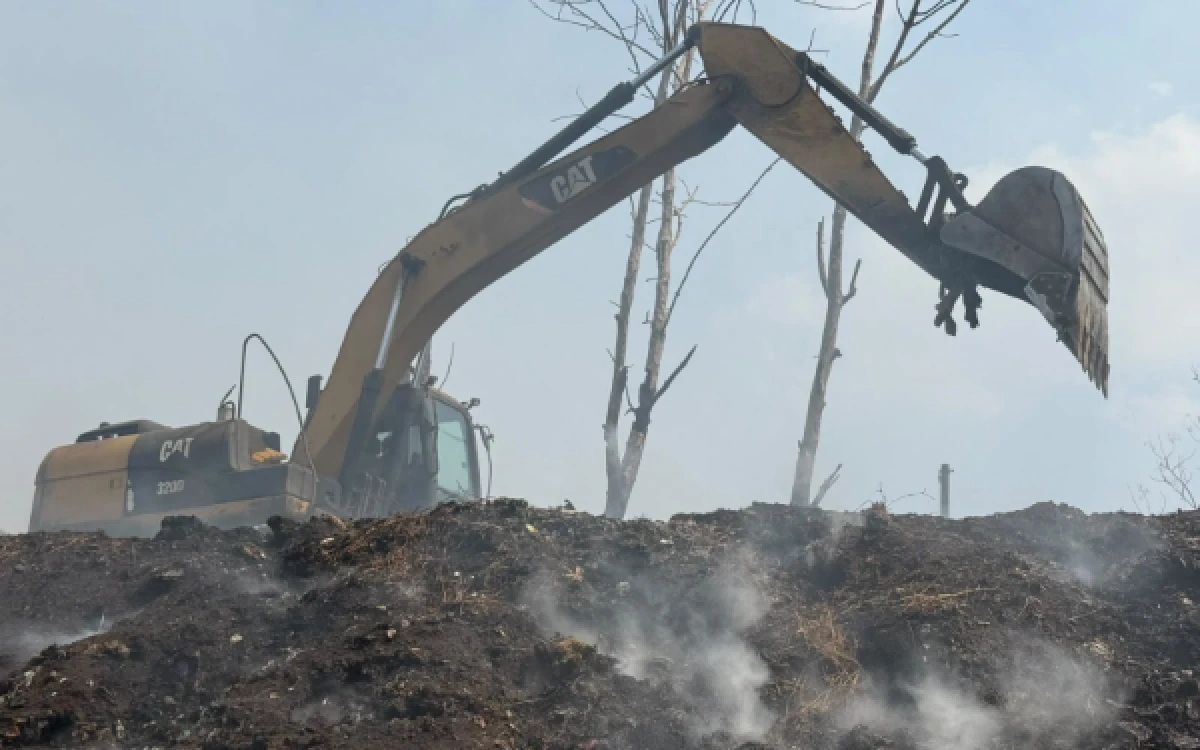 Foto Pengerahan alat berat ekskavator untuk mengurai gunungan sampah yang membara di TPA Supit Urang Kota Malang, Jumat, 23 Oktober 2026 (Foto : Damkar Kota Malang)