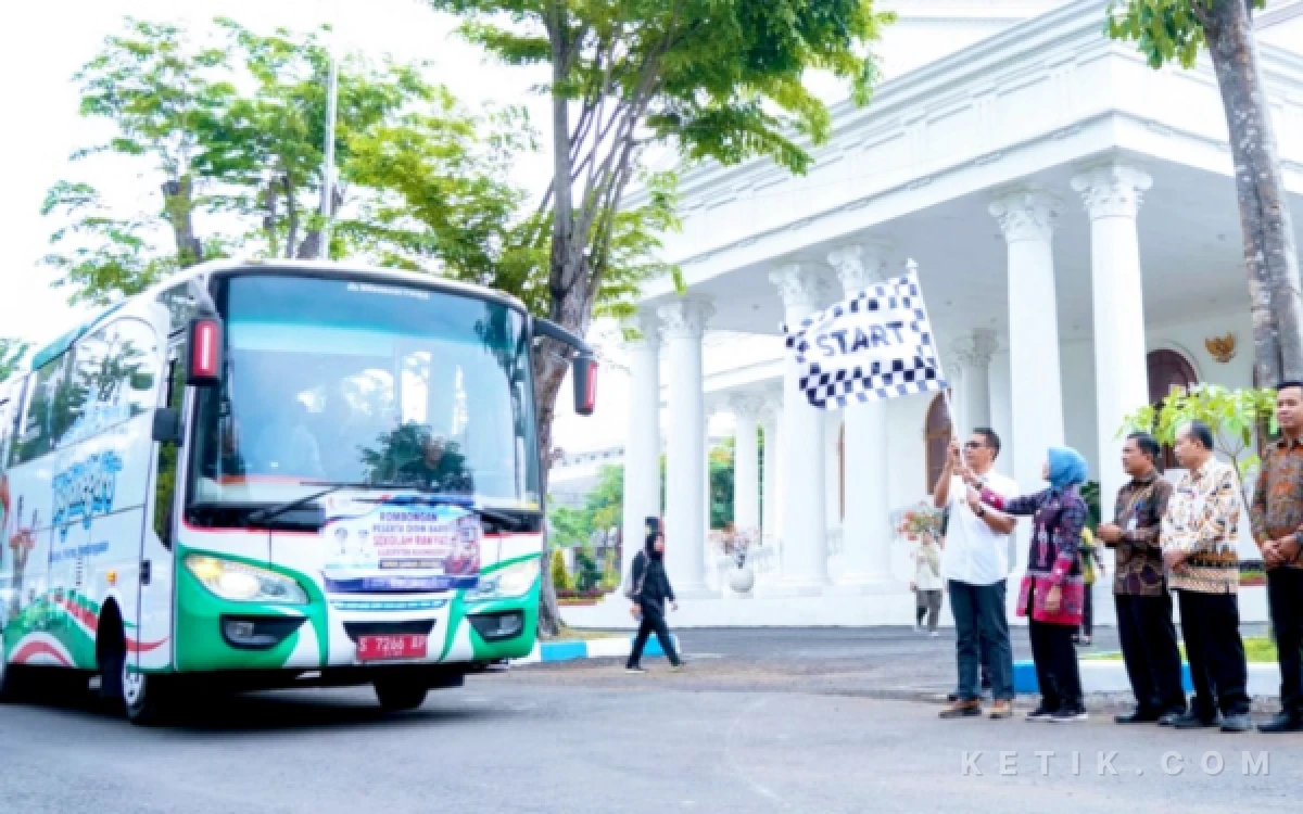 Thumbnail Berita - Bupati Bojonegoro Lepas 60 Peserta Sekolah Raykat Menengah Atas, Ini Pesannya