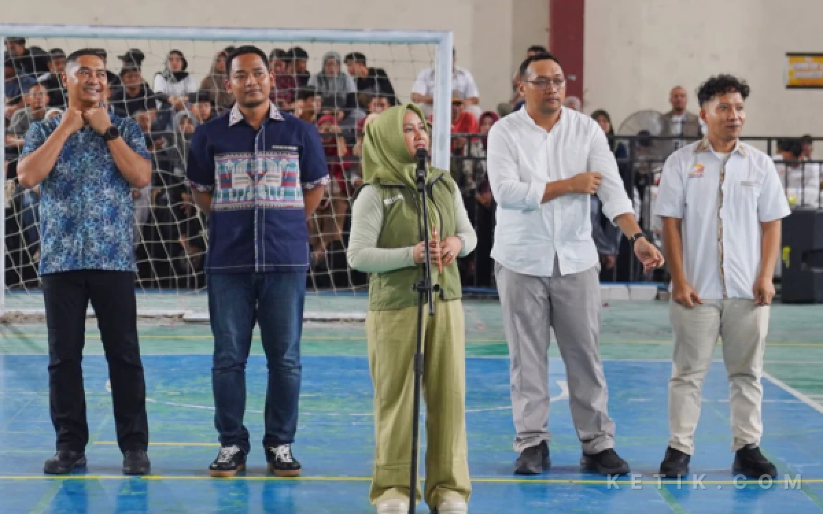 Foto ning ita wali kota mojokerto dan wabup mojokerto dokter muhammad rizal oktavian dan pengurus tidar mojokerto di acara tunas cup 2026 di GOR Mojopahit Kota Mojokerto ( foto : humas pemkot mojokertp/ ketik.com)