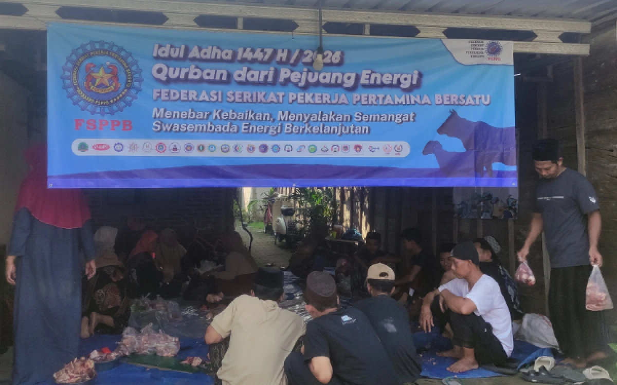 Foto Daging Kurban dari Pertamina Pusat saat di bagikan kepada santri dan warga lingkungan pondok pesantren, Rabu 26 Mei 2026 (Foto : Ahmad Istihar/Ketik.com)