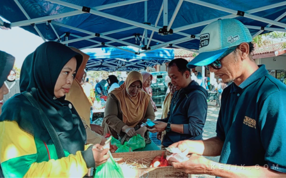 Foto Transaksi warga Cilacap sedang membeli komoditi telur dengan subsidi dari Pemkab Cilacap Rp3000 dibawah harga pasar dalam Gerakan Pangan Murah. (Foto: Nani Eko/ketik.com)