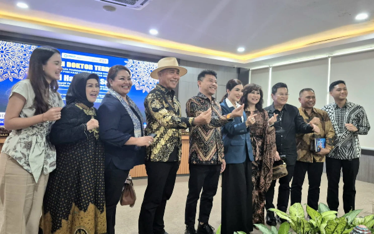 Thumbnail Berita - SELAMAT! Ashanty Sandang Gelar Doktor Unair, Lulus dengan Predikat Sangat Memuaskan