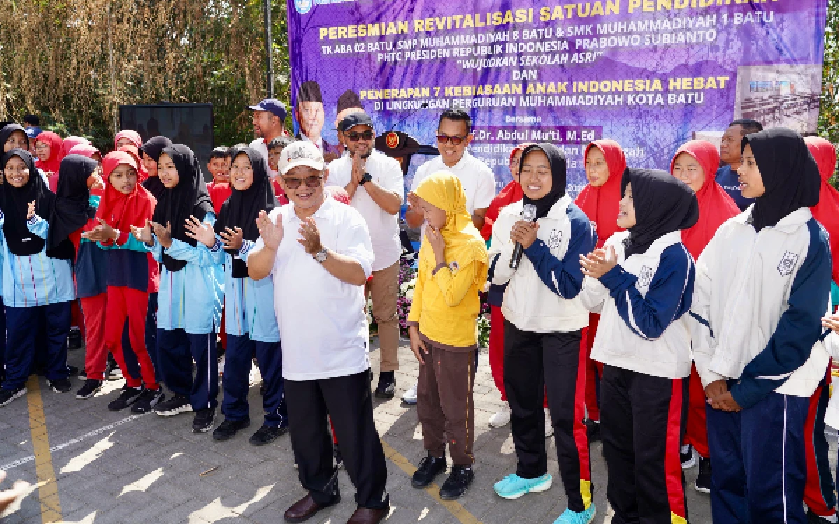 Thumbnail Berita - Resmikan Revitalisasi 3 Sekolah Program Presiden Prabowo di Kota Batu, Mendikdasmen Dorong 7 Kebiasaan Anak Hebat