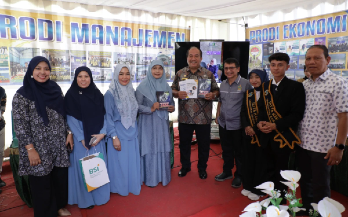 Thumbnail Berita - Buka Expo Inovasi UNA Tahun 2026, Bupati Asahan Terima Cinderamata