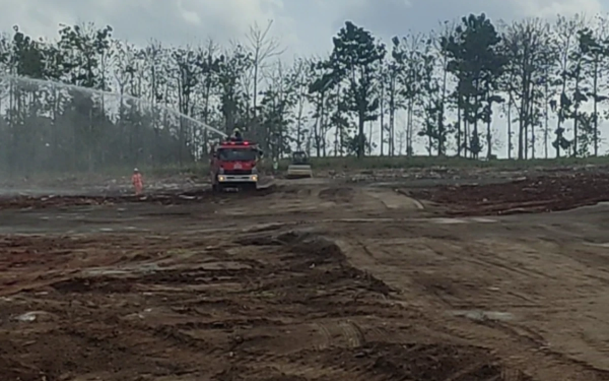 Thumbnail Berita - Hutan Jati di Tuban Diratakan dan Ditimbun Semen Reject untuk Area Parkir Dan Helipad Prabowo, Pesanggem Bingung Mengadu
