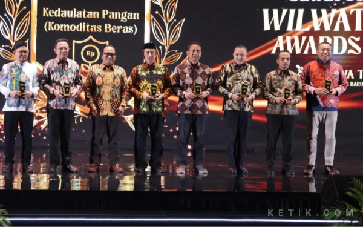 Foto Bupati Bojonegoro H. berhasil memborong dua penghargaan sekaligus. Yakni kategori Lompatan Pertumbuhan Ekonomi dan kategori Kedaulatan Pangan (Komoditas Beras). Foto Humas Pemkab Bojonegoro)
Apresiasi bergengsi bertema “Apresiasi Kinerja Pembangunan Pemerintah Daerah Berbasis Data Presisi dan Objektif”
