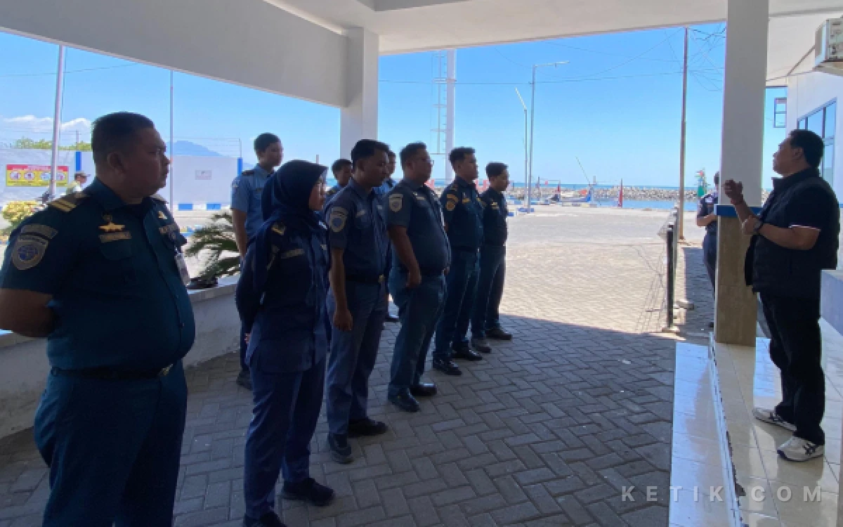 Thumbnail Berita - Laut Situbondo Dipadati Ribuan Jemaah Salawat Burdah, KSOP Panarukan Turun Langsung Lakukan Pengamanan