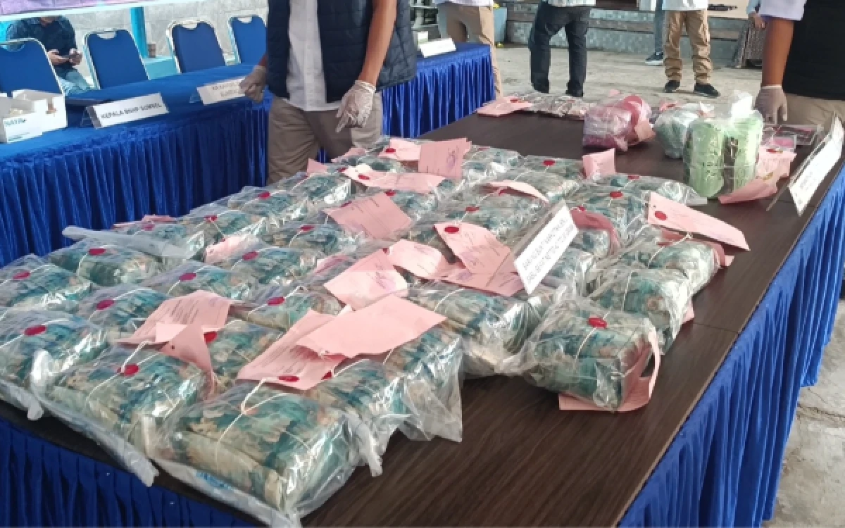 Foto Barang bukti yanh diamankan dari kedua pelaku narkitika jaringan internasional Malaysia-Palembang-PALI Kantor BNNP Sumsel Rabu 2 September 2026. (Foto : Yola/Ketik.com)