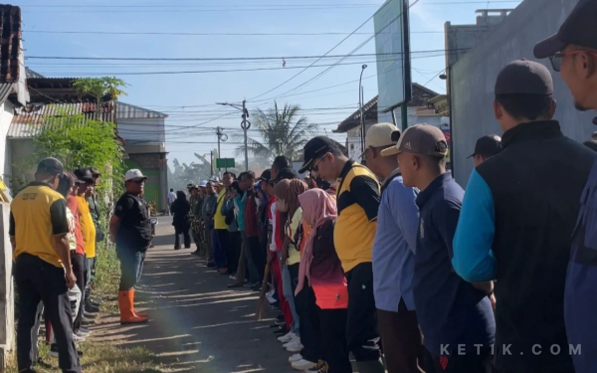 Thumbnail Berita - Gerakan Indonesia Asri, Camat Asembagus Pimpin Bersih-Bersih Sampah di Sungai Jalur Pantura