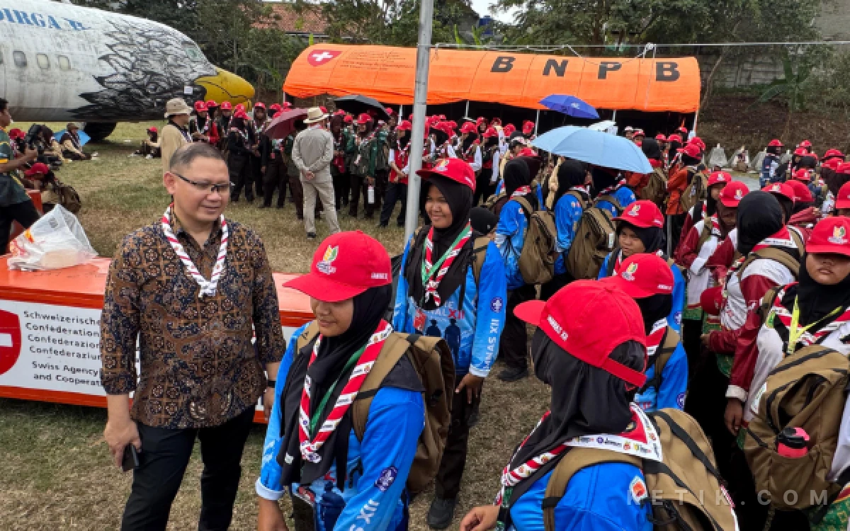 Foto Kadisdik Jatim Aries Agung Paewai memberikan semangat kepada kontingan asal Jawa Timur di Jamnas XII 2026 di Bumi Perkemahan (Buperta) Pramuka, Cibubur, Jakarta, Selasa (Foto: Kiagus Firdaus)