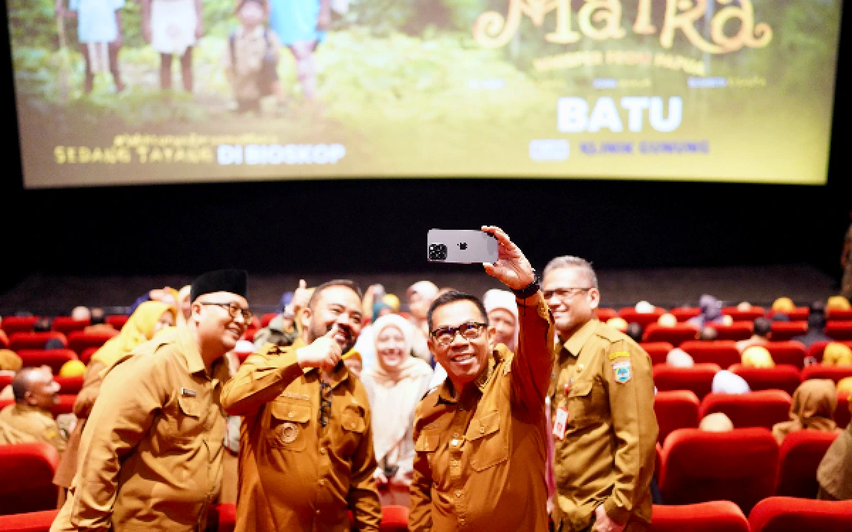 Thumbnail Berita - Nobar Film Teman Tegar, Wali Kota Cak Nur Dorong Penguatan Pendidikan Karakter di Sekolah