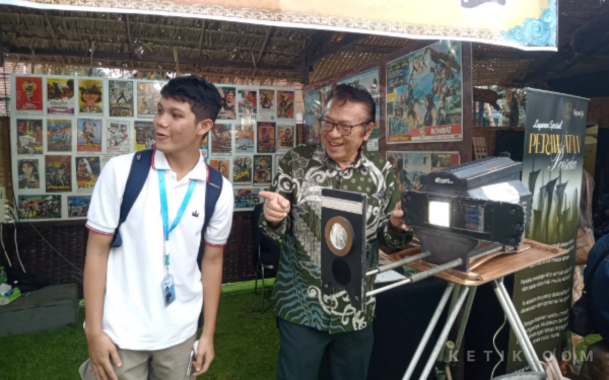 Foto Proyektor film zaman dulu yang dibawa oleh Museum Old Cinema di acara Tong Tong Night Market yang digelar oleh The Shalimar Boutique Hotel Malang. (Foto: Aliyah/Ketik.com)