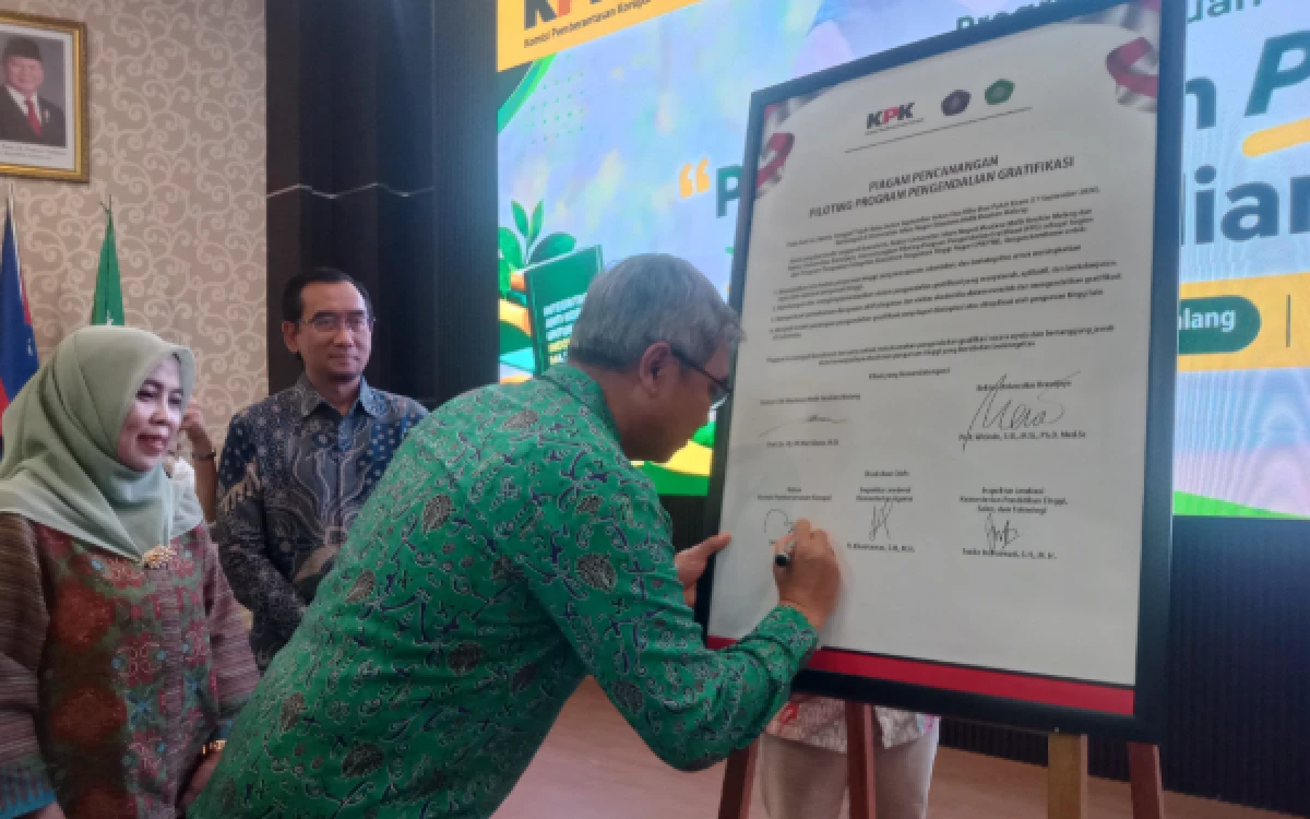 Foto Ketua KPK, Setyo Budiyanto menandatangani Piagam Piloting Program Pengendalian Gratifikasi pada Kamis, 17 September 2026. (Foto: Aliyah/Ketik.com)