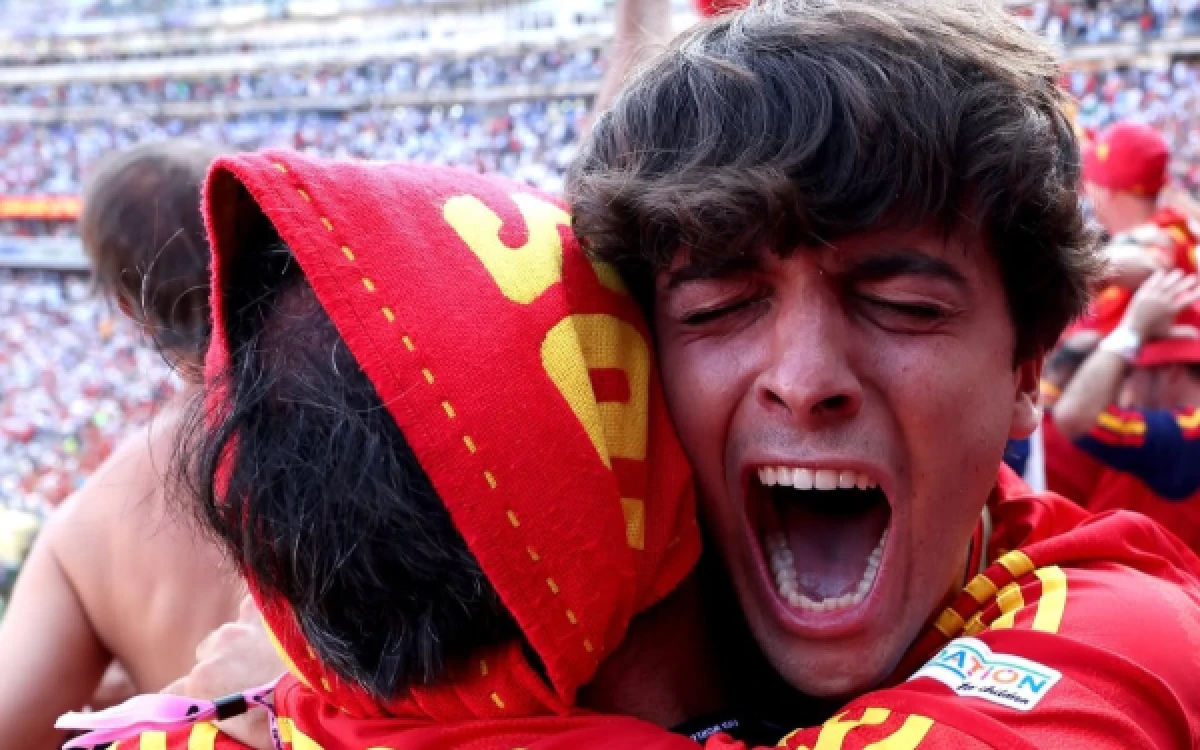 Foto Euforia suporter Timnas Spanyol saat merayakan kemenangan. (Foto: FIFA)