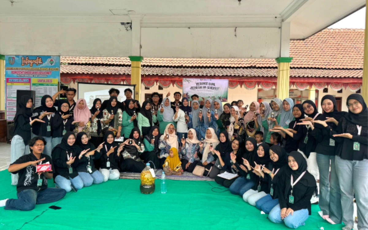 Thumbnail Berita - Ibu-Ibu PKK Rejoslamet Antusias Ikuti Workshop Ecoenzyme dan Sabun Ramah Lingkungan dari KKN UPN Veteran Jatim