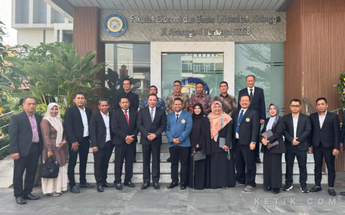 Foto Bupati Sampang H Slamet Junaidi beserta jajaran nya saat menghadiri promosi doktor Direktur Utama Bank Sampang di Universitas Airlangga (Foto : Mat Jusi/Ketik.com)