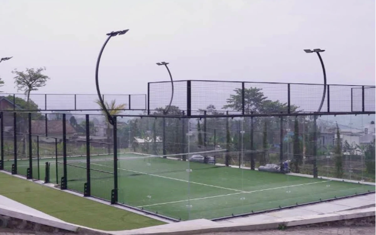 Foto Lapangan outdoor Paolo Padel, berlatar belakang pegunungan panderman. (Foto: Paolo Padel)