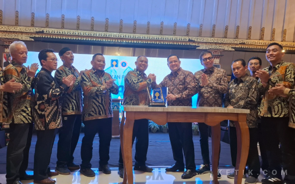 Foto Ketua Umum DPP IKA UII, Ari Yusuf Amir, menyerahkan cendera mata kepada Bupati Sleman sekaligus Ketua DPW IKA UII Yogyakarta, Harda Kiswaya, dalam acara pengukuhan pengurus DPW IKA UII Yogyakarta periode 2026–2031. (Foto: Fajar R/Ketik.com)