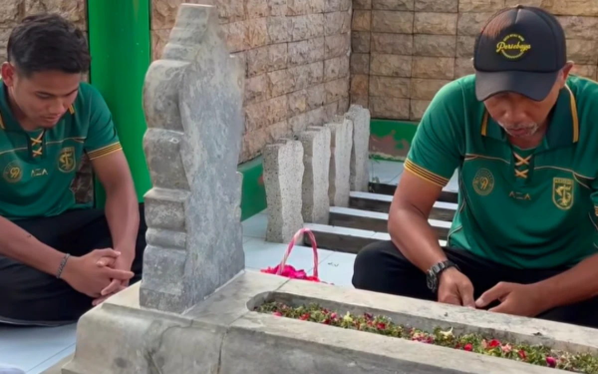 Thumbnail Berita - Tak Lupakan Sejarah, Uston Nawawi dan Pemain Ziarah Rayakan HUT ke-99 ke Makam Pendiri Persebaya