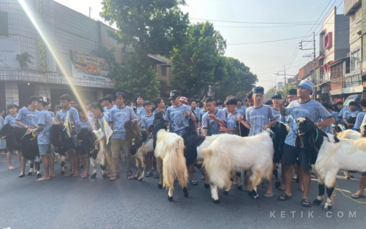 Thumbnail Berita - Black Embek Jadi Ikon Iduladha di Kidul Pasar Malang, Tradisi Kian Kreatif