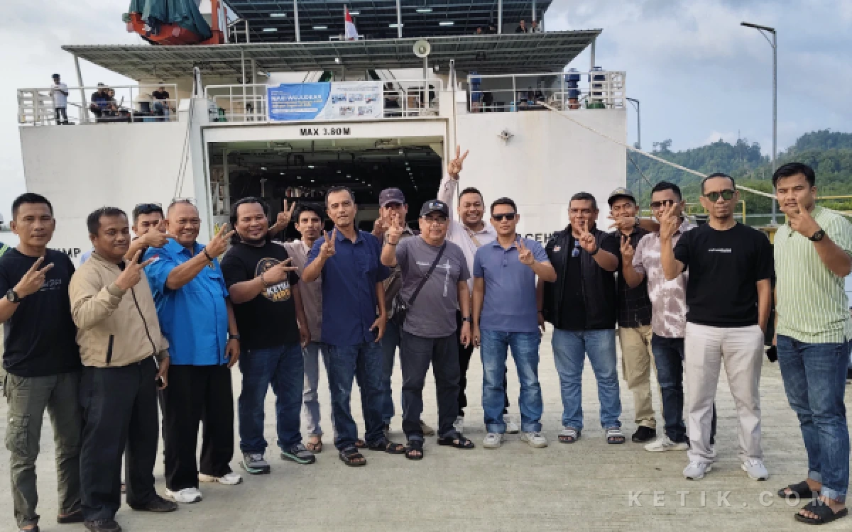 Thumbnail Berita - Di Pelabuhan Sinabang, PWI Simeulue Lepas Nasir Nurdin dengan Teriakan ‘Dua Periode’