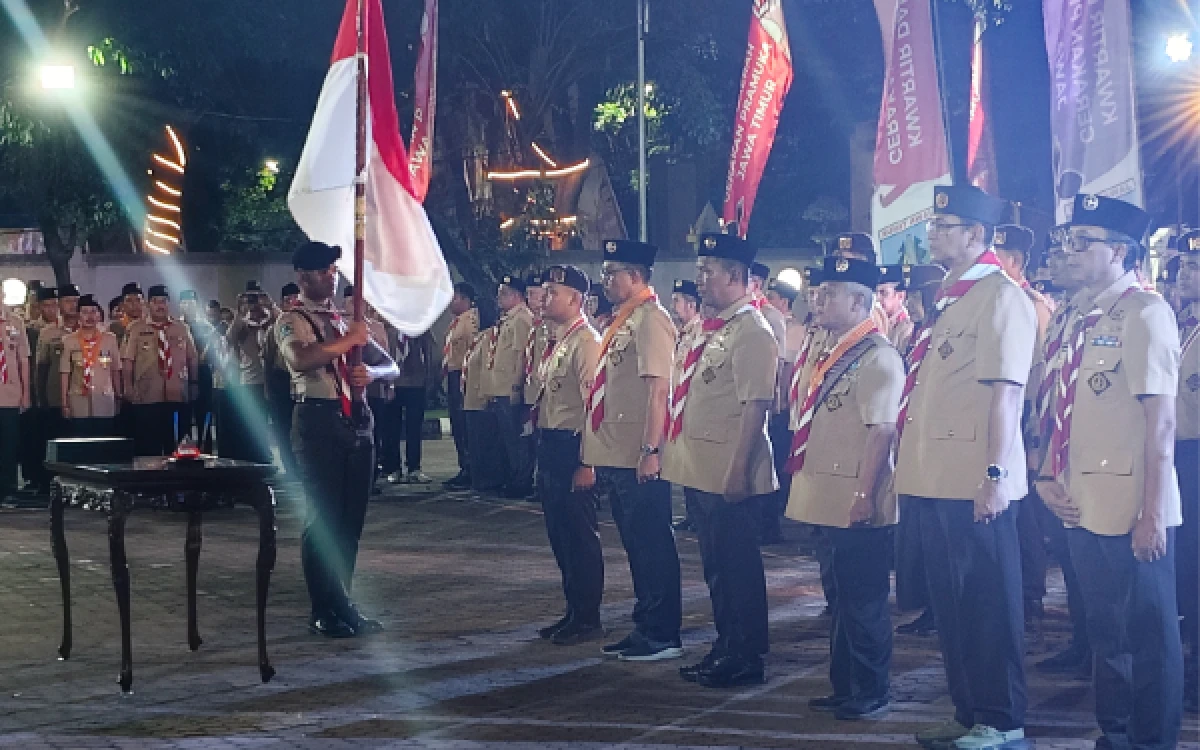 Foto Ketua Badan Kelengkapan Kwartir Daerah Pramuka Jatim hormat kepada Bendera Merah Putih sebelum dilantik oleh Ketua Kwarda Gerakan Pramuka Jatim, Arum Sabil, Sabtu, 8 Agustus 2026. (Foto: Fitra/Ketik.com)