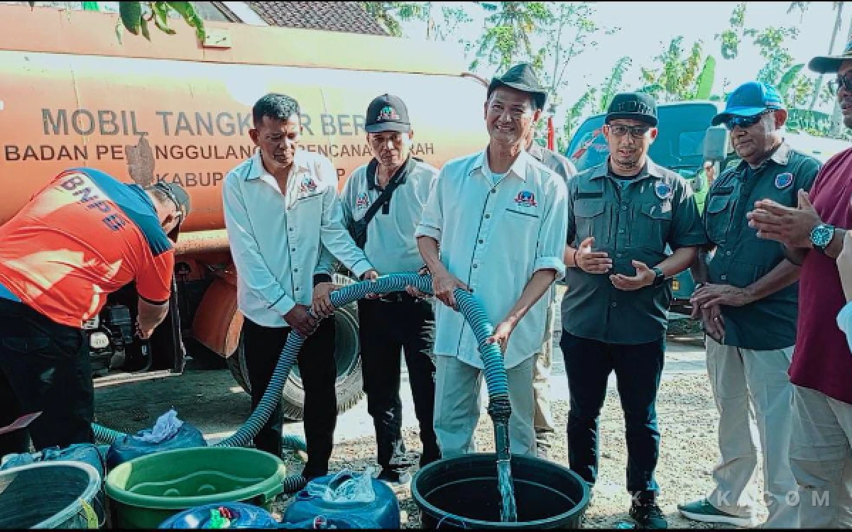 Thumbnail Berita - Kerukunan Keluarga Minang Kolaborasi Bank Gunung Slamet dan Nusakambangan Jeep Club Salurkan 150.000 Liter Air Bersih, Pemkab Cilacap Beri Apresiasi