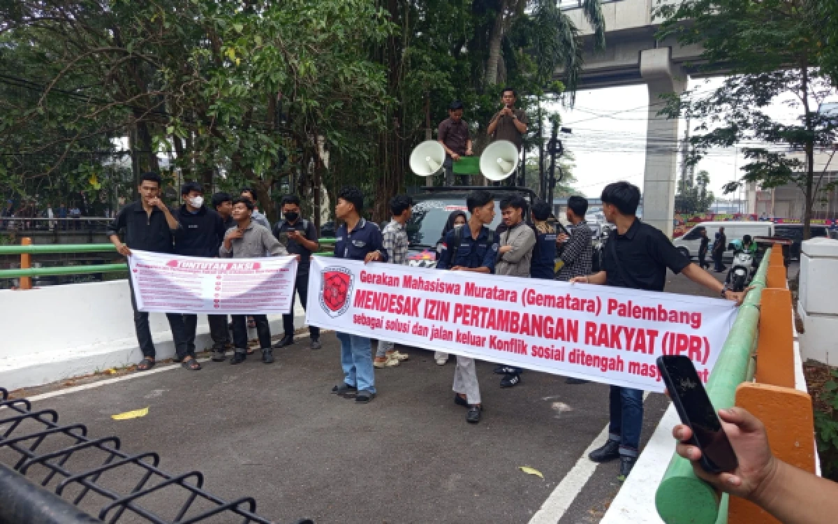 Foto Gemantara saat melakukan unjuk rasa di kantor Dinas Energi dan Sumber Daya Mineral (ESDM) Provinsi Sumatera Selatan, Rabu 9 September 2026. (Foto : Yola/Ketik.com)