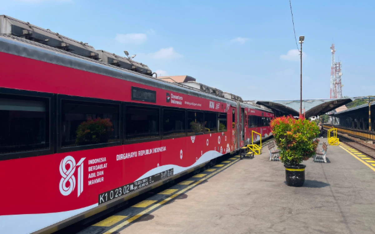 Thumbnail Berita - Sambut HUT RI, KAI Balut Kereta Gajayana dengan Livery Merah Putih