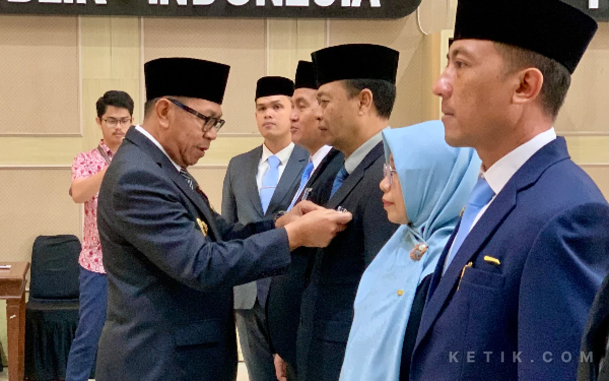 Thumbnail Berita - Terima Satyalancana Karya Satya, Wali Kota Cak Nur Minta 94 ASN Kota Batu Lebih Inovatif