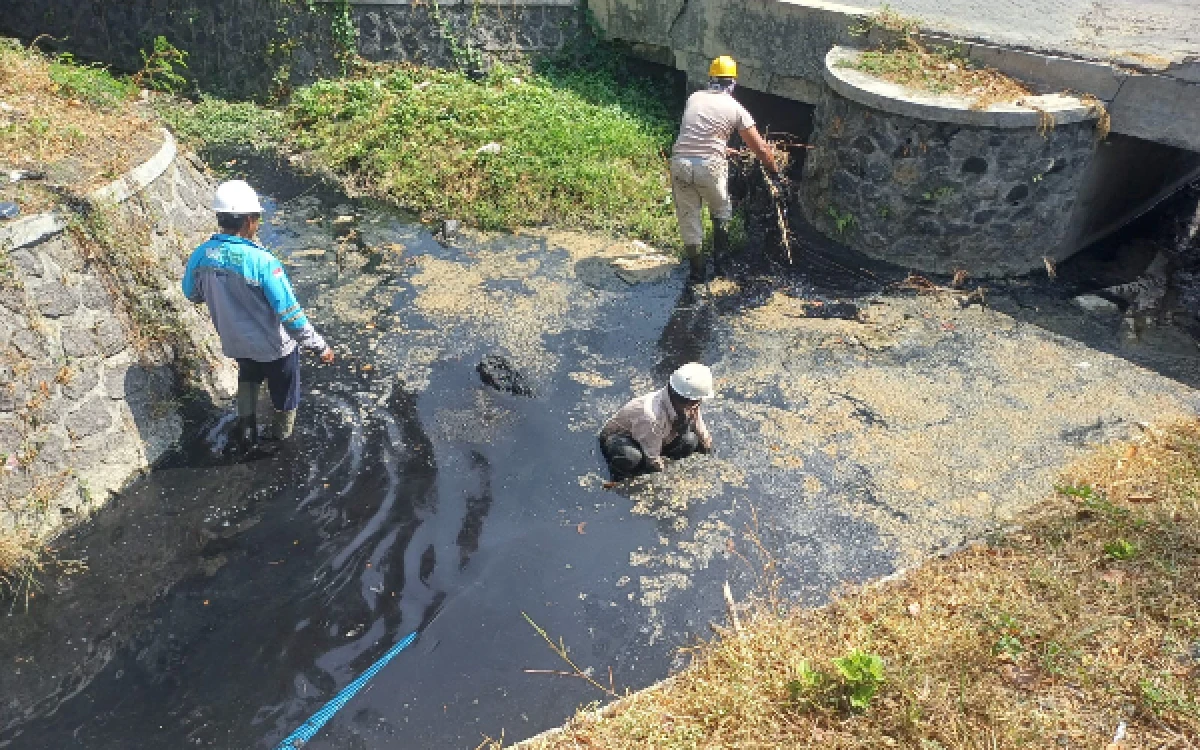 Thumbnail Berita - SIER Respons Cepat Dugaan Luberan Air Limbah, Langsung Lakukan Pengecekan dan Pembersihan Saluran
