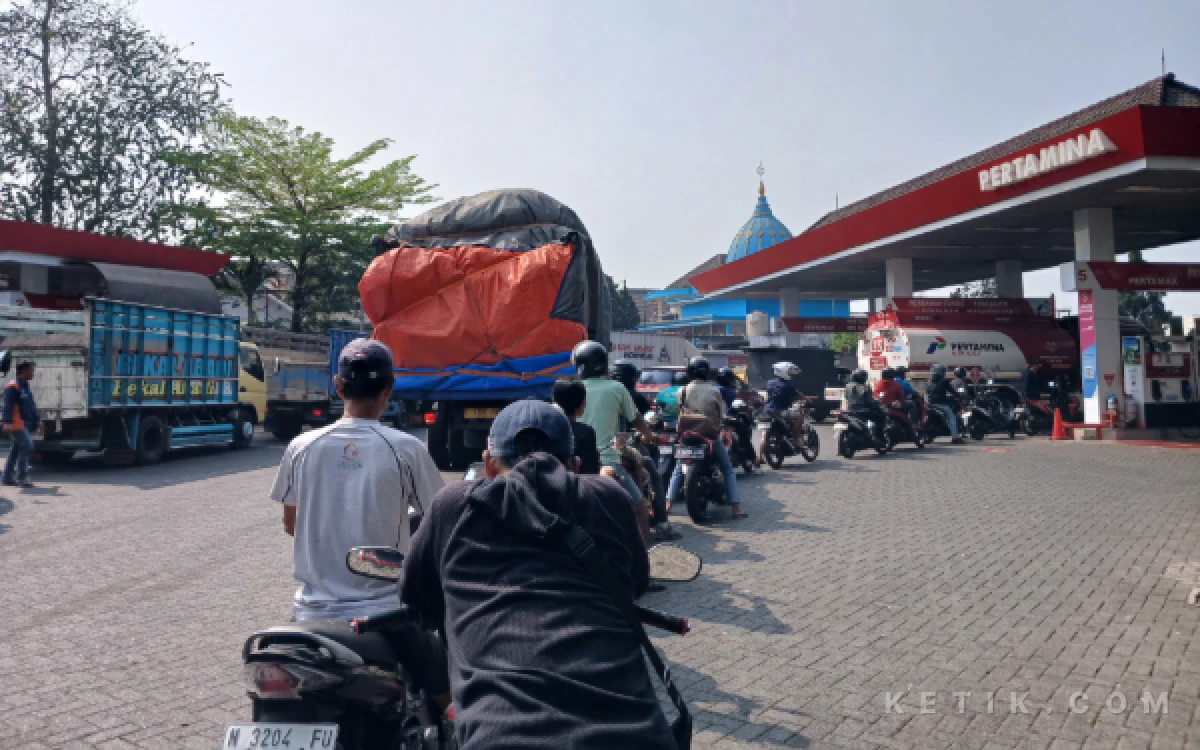 Thumbnail Berita - Antrean BBM Mengular, DPR Desak Pemerintah Lakukan Audit Pasokan dan Kuota