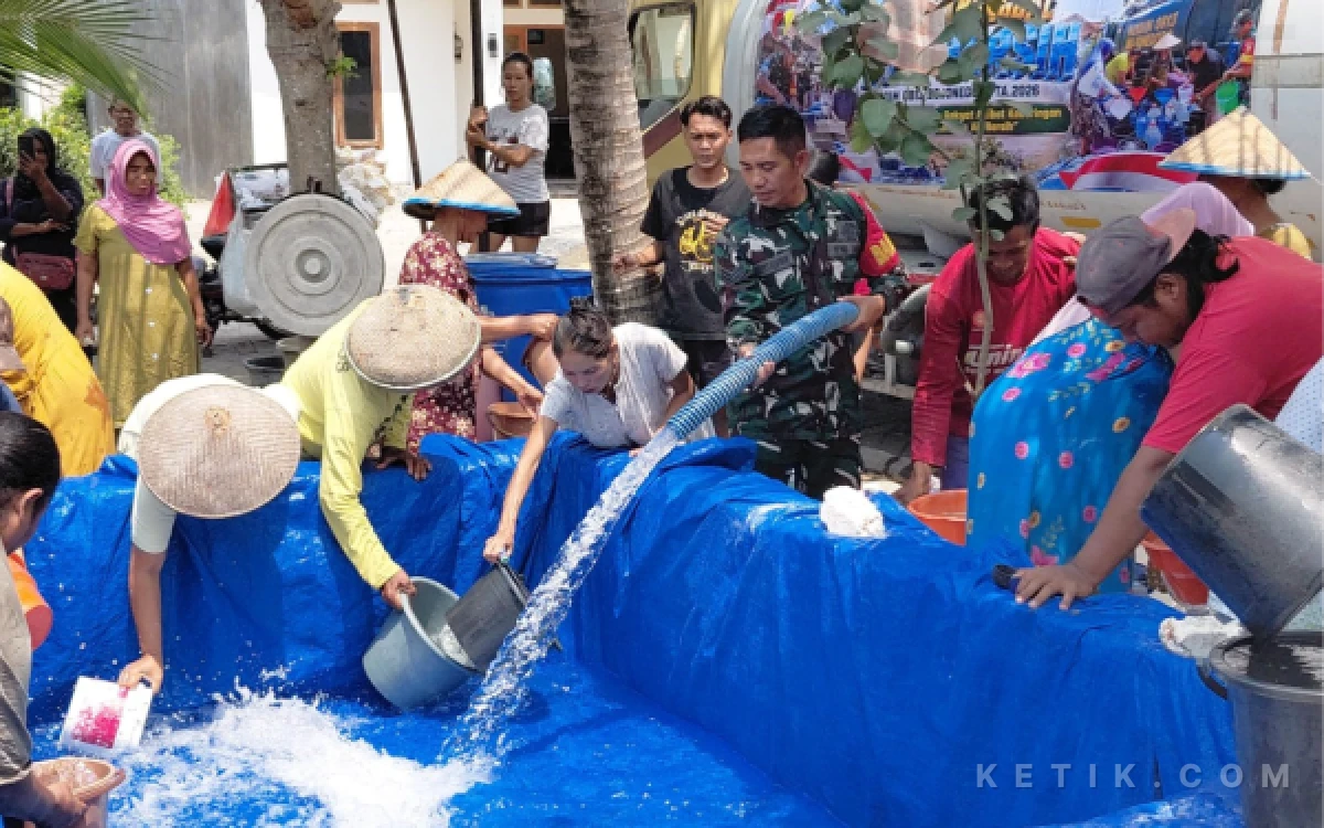 Thumbnail Berita - Kodim 0813 Bojonegoro Salurkan 200.000 Liter Air Bersih ke Desa Terdampak Kekeringan