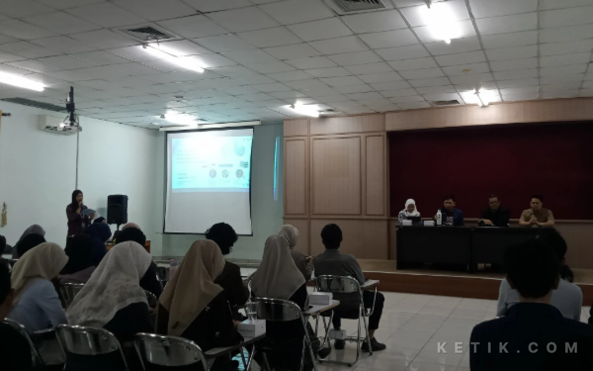 Foto UIN Malang memberikan ruang diskusi untuk mahasiswa mengetahui cara mendapatkan beasiswa internasional dengan menghadirkan seminar bersama alumni. (Foto: Aliyah/Ketik.com)