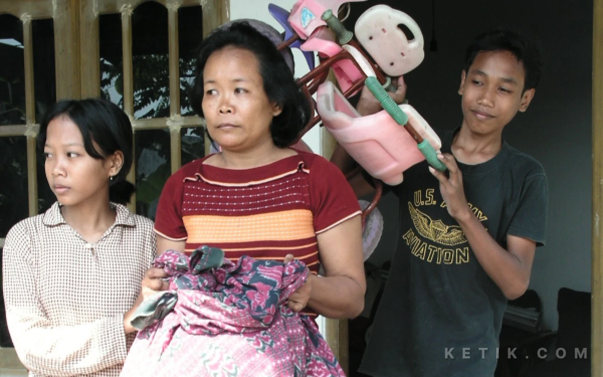 Foto Warga Jatirejo cepat-cepat mengungsi saat tanggul lumpur di desa mereka jebol pada 7 Juni 2006. (Foto: Dokumen Fathur Roziq)