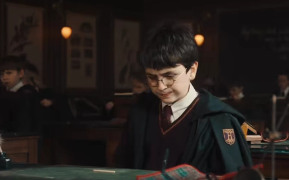 Foto Dominic McLaughlin sebagai Harry Potter dalam trailer Harry Potter and the Philosopher's Stone (Tangkapan layar Instagram @hbo)