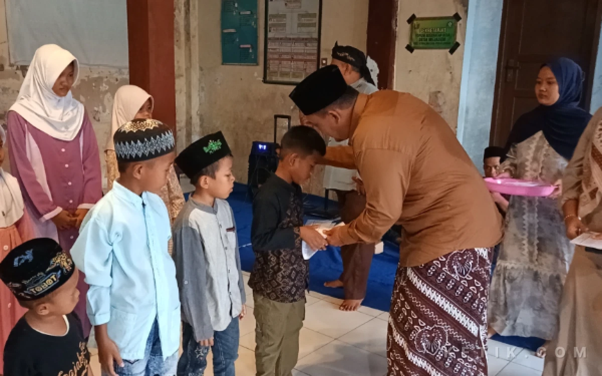 Thumbnail Berita - Tradisi Tahunan Sambut Muharam, Pemdes Mejasem Pekalongan Kembali Santuni 13 Anak Yatim