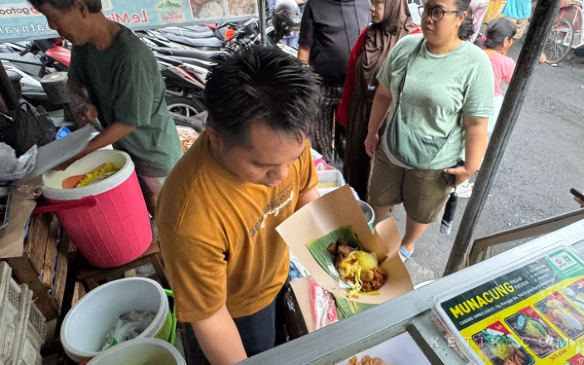Thumbnail Berita - Nasi Kuning Muna Cung: Kuliner Legendaris No 1 di Jogja, Tersembunyi di Emperan Pasar Pathuk