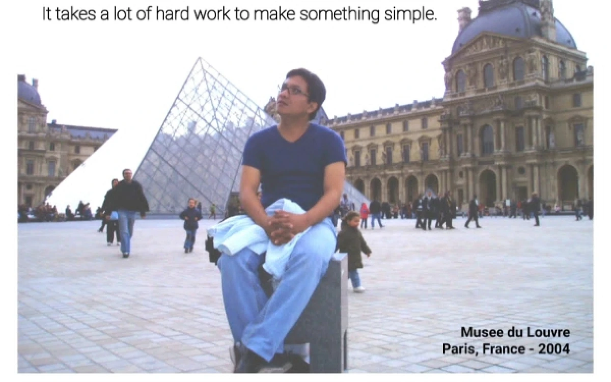 Foto Potret masa muda Sri Adi Marsanto di depan Musée du Louvre, Paris, Prancis, pada tahun 2004. Perjalanan lintas benua mulai dari Amsterdam, Berlin, Paris, hingga Goteborg menjadi kawah candradimuka yang memperkaya perspektif globalnya tentang bagaimana sebuah ruang hidup dirancang secara manusiawi dan berkelanjutan. (Foto: Dok Adi for Ketik.com)