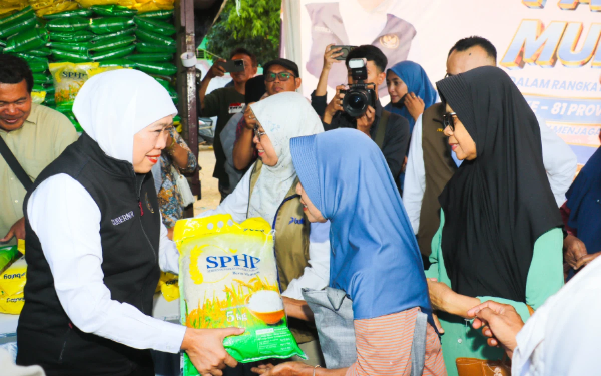 Thumbnail Berita - Hari Jadi ke-81 Jatim, Gubernur Khofifah Gelar Pasar Murah Hingga Bagikan Hadiah untuk Warga Bangsal Mojokerto dan Kademangan Blitar