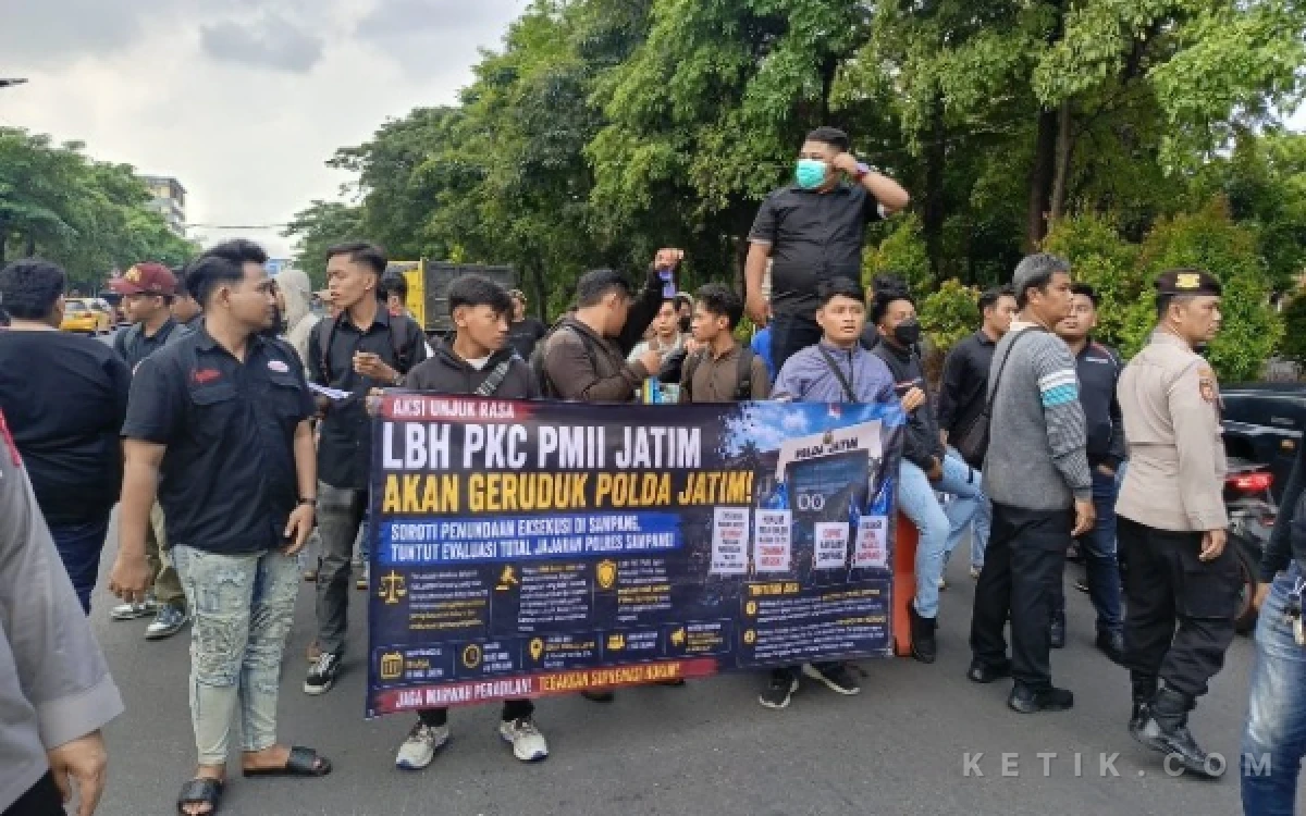 Thumbnail Berita - Mahasiswa Geruduk Polda Jatim, Tuntut Kapolres Sampang Segera Dicopot