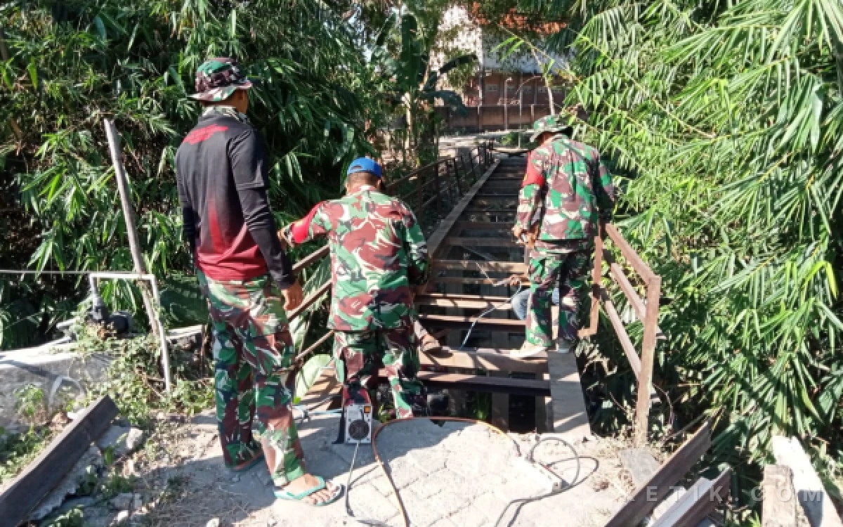 Thumbnail Berita - Satgas TMMD 129 Bojonegoro Kebut Perbaikan Jembatan Desa Kesongo Kedung Adem