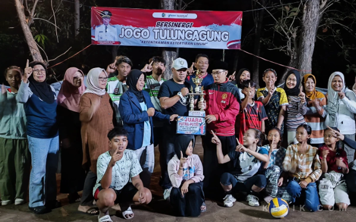 Thumbnail Berita - Tanamkan Semangat Gotong Royong dan Jogo Tulungagung, Lurah Kepatihan Gelorakan Final Bola Voli Antar RT