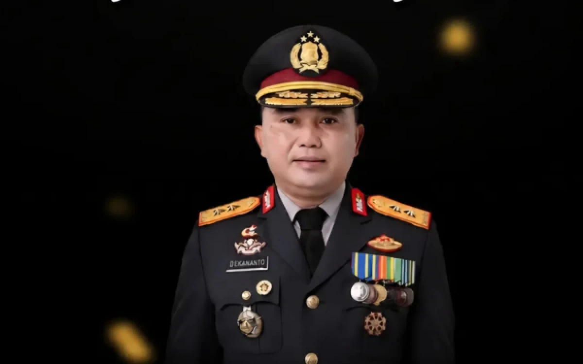 Thumbnail Berita - Kapolda Jatim Berganti, Irjen Pol Dekananto Pulang Kampung Gantikan Irjen Pol Nanang Avianto