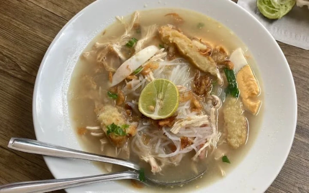 Thumbnail Berita - Soto Banjar Umi Tawarkan Sajian Khas Kalimantan Selatan Kaya Rempah di Kota Malang