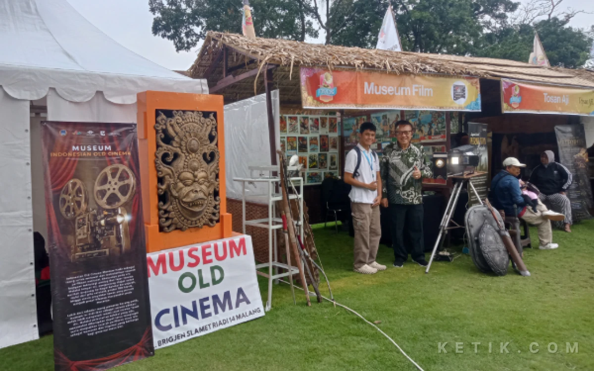 Thumbnail Berita - Tak Pernah Absen Selama 5 Tahun, Museum Old Cinema Rutin Hadir pada Tong Tong Night Market, Kenalkan Poster Film Kuno