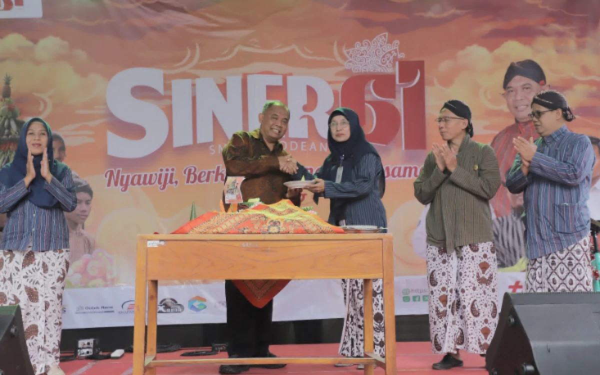 Thumbnail Berita - Hadiri Perayaan HUT Ke-61 SMKN 1 Godean, Bupati Sleman Harda Kiswaya Bagikan Resep Ini