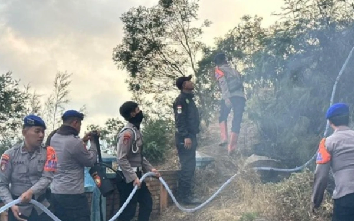 Thumbnail Berita - Polda Jatim Kerahkan Personel Bantu Tangani Karhutla Kawasan Bromo